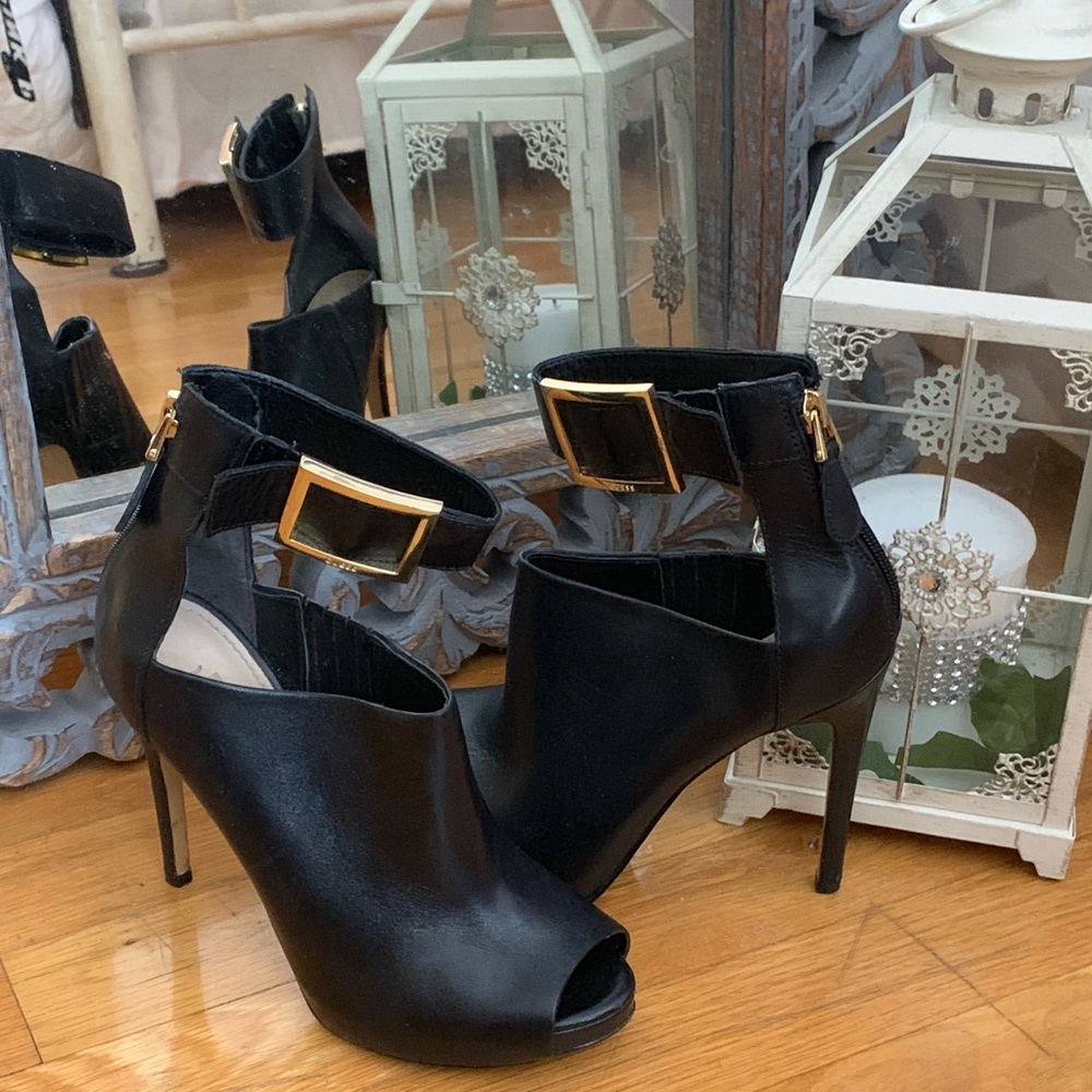 FINAL SALE! Guess leather  heels